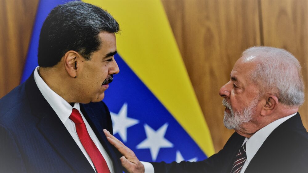 El presidente de Venezuela, Nicolás Maduro, y el presidente de Brasil, Luiz Inácio Lula da Silva, antes de la cumbre con presidentes de Sudamérica en Brasilia el 29 de mayo de 2023. (REUTERS/Ueslei Marcelino)