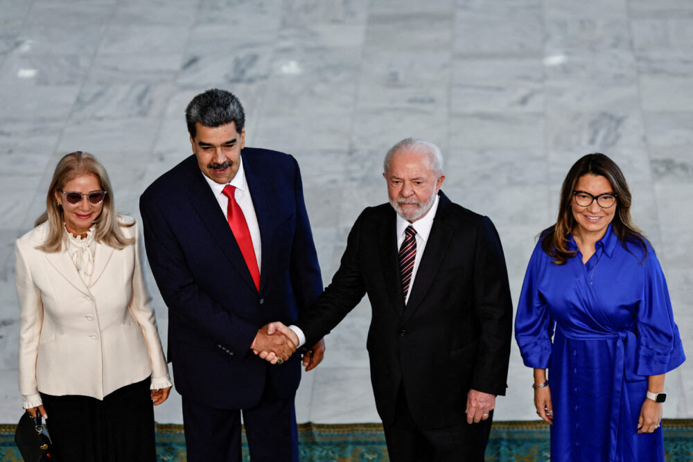 Nicolas Maduro, su esposa Cilia Flores y el presidente de Brasil, Luiz Inacio Lula da Silva, junto a su pareja Rosangela da Silva (REUTERS/Ueslei Marcelino/Archivo)