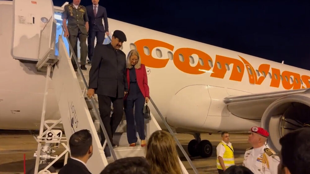 Aunque Maduro fue filmado sonriendo al desembarcar del avión, con el logotipo de Conviasa, la empresa estatal venezolana, no se trataba de un avión de línea, sino del avión presidencial sancionado