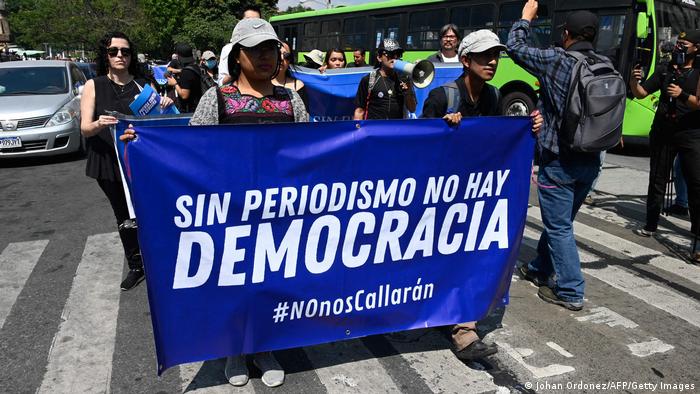 Protesta de periodistas en Ciudad de Guatemala ante el Tribunal Supremo de Justicia: Sin periodismo no hay democracia. #NOnosCallarán.