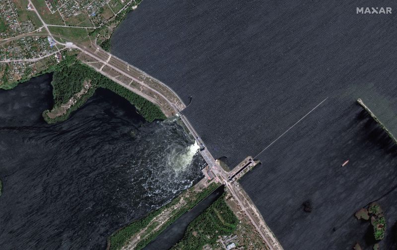 Una imagen de satélite de la presa Nova Kajovka en la región de Kherson, el 5 de junio (Maxar Technologies/via REUTERS)