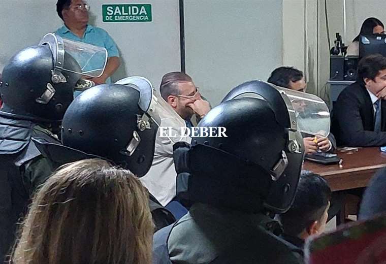 Justicia dispone dos años de cárcel para Rómulo Calvo por el caso wiphala; policía lanza gases y la gente se lo lleva al Comité | El Deber