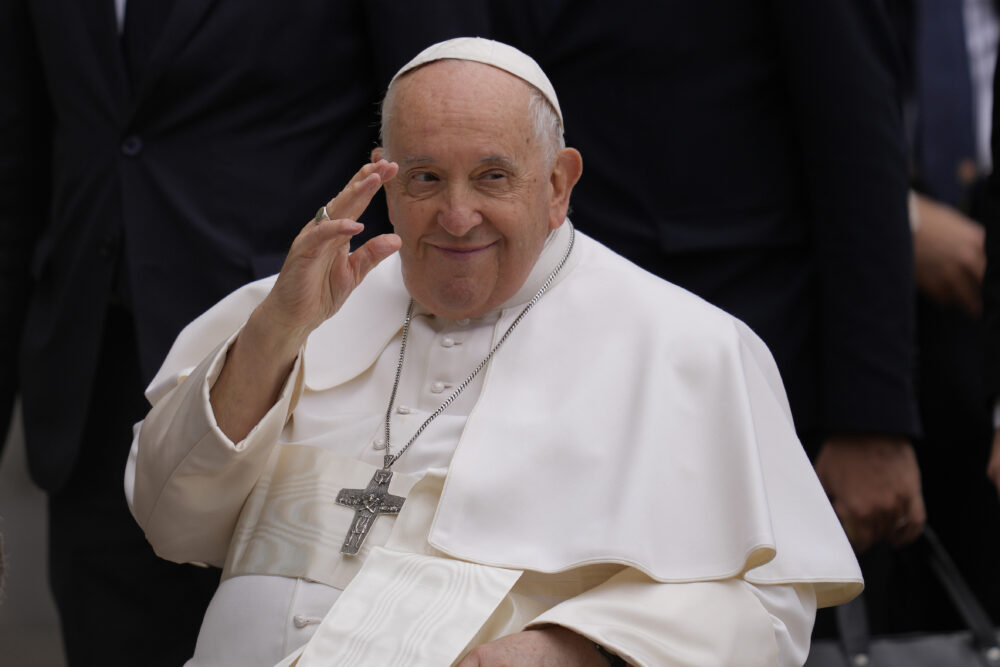 El papa Francisco fue operado de una hernia intestinal (AP Foto/Darko Vojinovic)