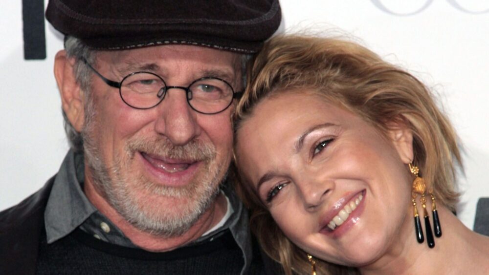 Steven Spielberg reflexionó sobre los momentos en los que Drew Barrymore estaba atrapada por la industria de Hollywood y el director no podía hacer mucho para ayudarla 