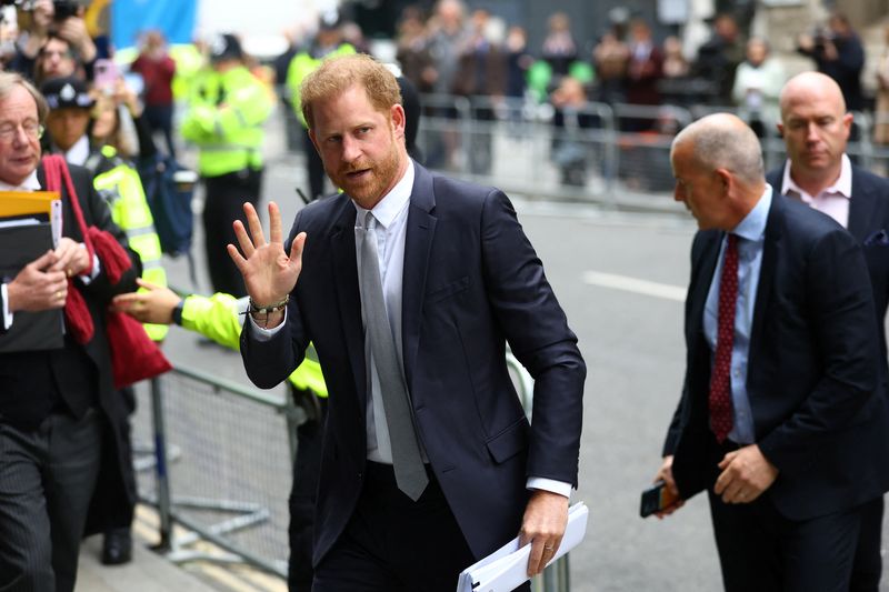 El príncipe Enrique, duque de Sussex, camina frente al edificio Rolls del Tribunal Supremo en Londres (REUTERS/Hannah McKay)