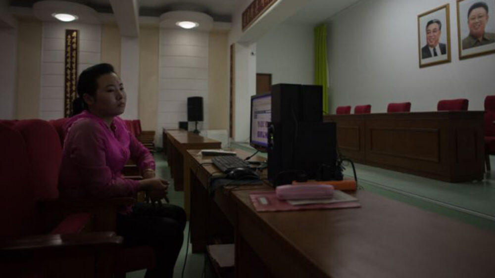 Una mujer norcoreana usando una computadora (AFP)