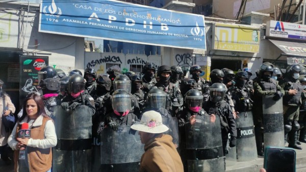 Policías custodian la APDHB. Foto: Defensores de DDHH