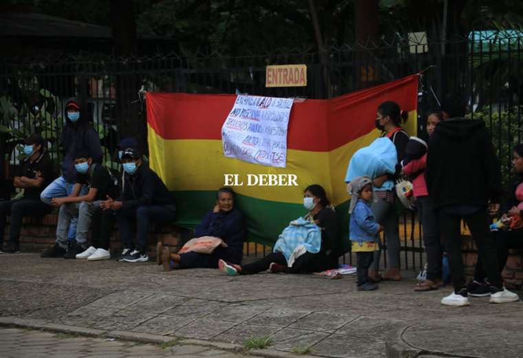 Autoconvocados "toman" las instalaciones de la Gobernación para impedir posesión de asambleístas guaraníes | El Deber