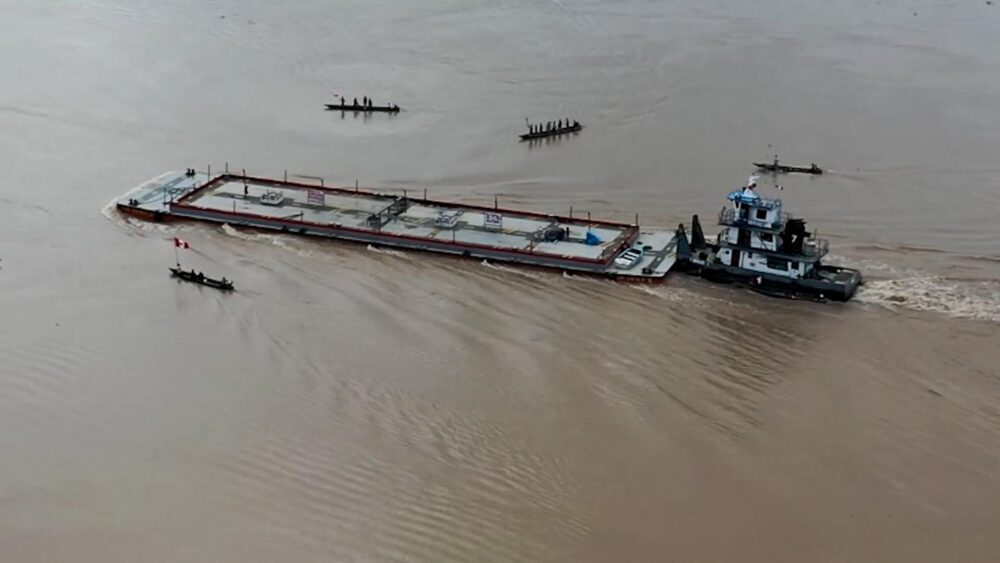Un grupo de indígenas retiene dos embarcaciones (AFP)