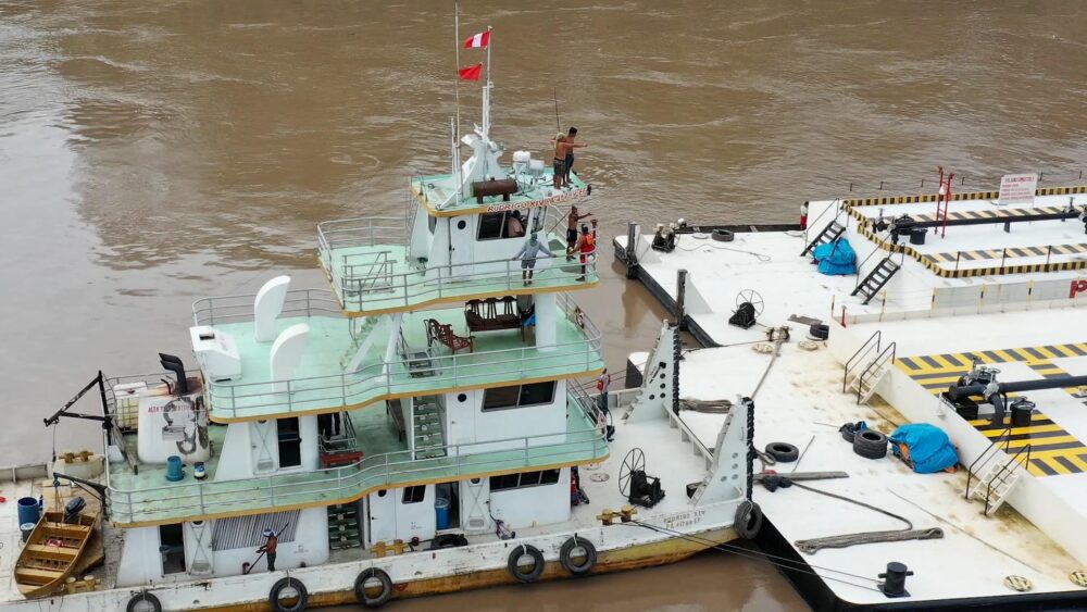 Las dos embarcaciones trabajan para transportar crudo por el río Amazonas hasta Brasil (AFP)