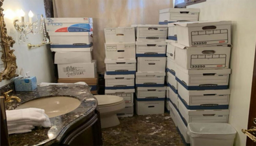 Las insólitas imágenes que muestran cómo Donald Trump guardaba los documentos clasificados en su residencia de Mar-a-Lago (Departamento de Justicia de EEUU)