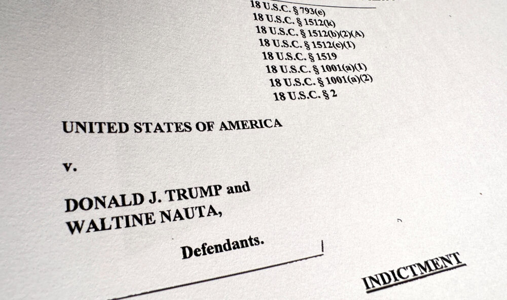 La primera página del documento de acusación del Departamento de Justicia contra el ex presidente Donald Trump y su asistente (REUTERS/Jim Bourg)