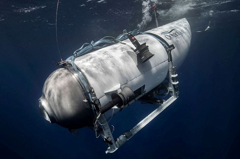 El sumergible Titan, operado por OceanGate Expeditions para explorar los restos del hundido SS Titanic frente a la costa de Terranova, realiza una inmersión en una fotografía sin fecha. OceanGate Expeditions/Handout vía REUTERS