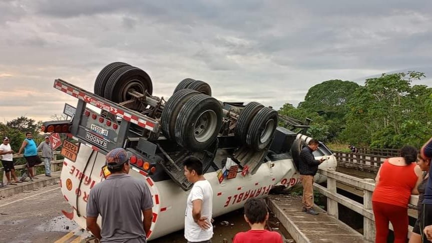 Así quedó el carro cisterna en el puente Ichilo. RADIO DIVINO NIÑO