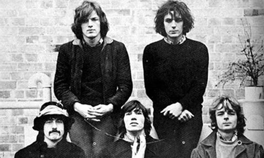 El principio del fin para Barrett (arriba a la derecha) en Pink Floyd fue con la llegada de David Gilmour (arriba a la izquierda) como guitarrista de la banda. Él ya no recordaba las canciones