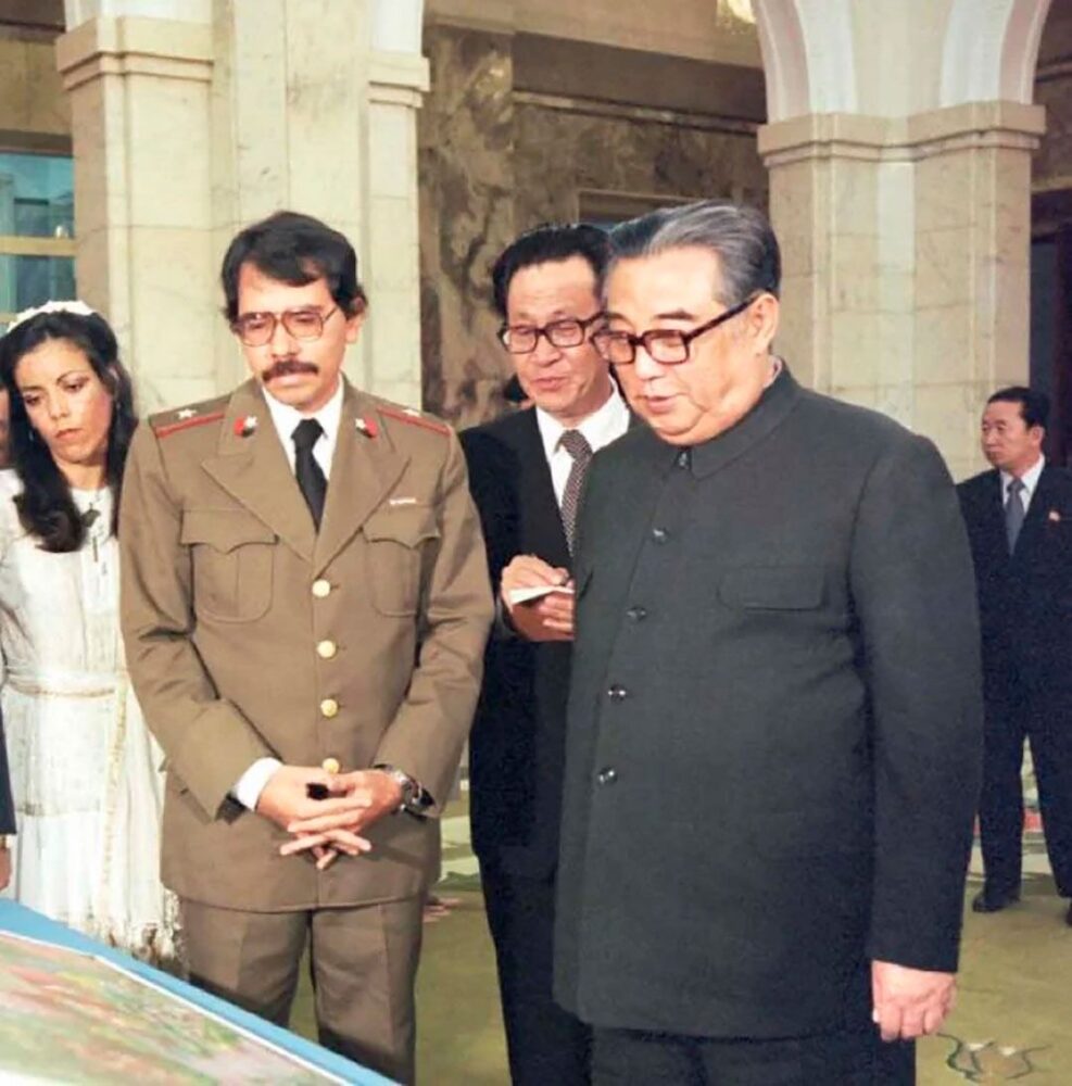 En 1986, Daniel Ortega visitó Corea del Norte al frente de una amplia delegación de funcionarios nicaragüenses. En la gráfica con el ya fallecido líder norcoreano. Kim Il-sung,