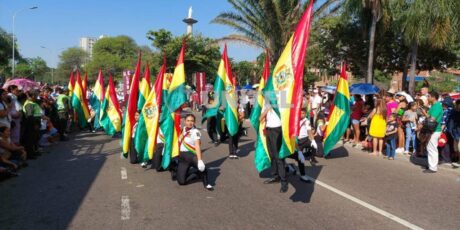 Desfiles Escolares Visten De Gala A Bolivia Por Los 198 Años De Su ...