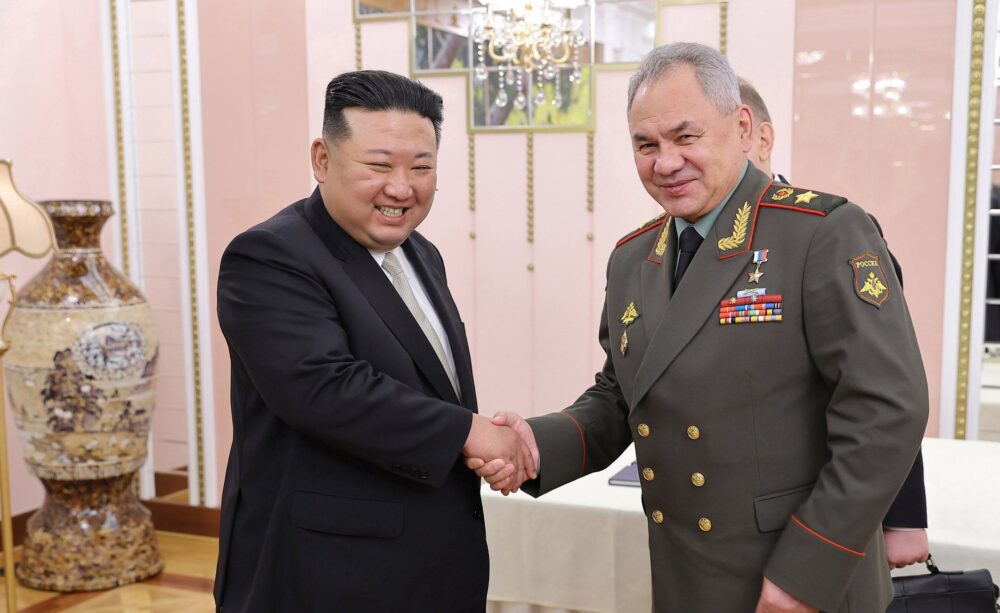 Kim Jong-un reunido con el ministro de Defensa ruso Sergei Shoigu en la sede del Comité Central del Partido de los Trabajadores en Pyongyang  (Europa Press)