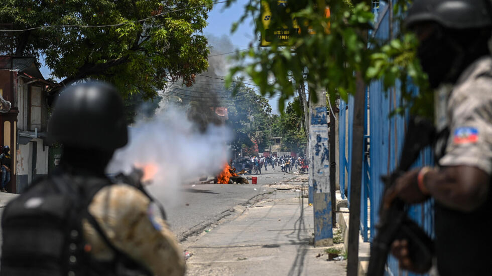 Policía de Haití reprime una manifestación que denunciaba la inseguridad en el barrio de Carrefour-Feuilles, el 14 de agosto de 2023.