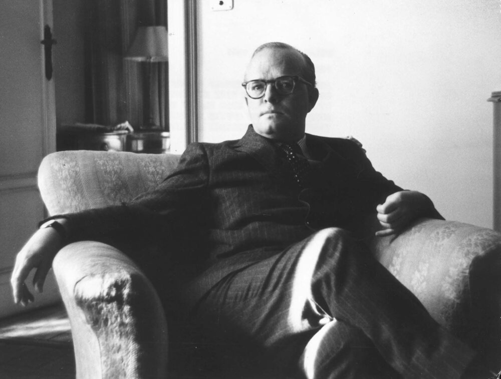 El escritor estadounidense Truman Capote (1924 - 1984), autor de "Desayuno en Tiffany's" en Milán, negociando un contrato para su nueva novela de no ficción "A sangre fría" (Keystone/Getty Images)