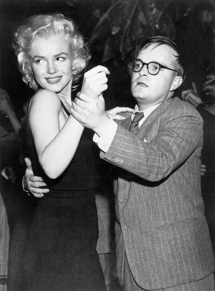 El novelista Truman Capote parecía tener algunas dificultades para mantener la atención de la actriz Marilyn Monroe mientras bailaba en El Marruecos. Capote es el autor del éxito musical "La casa de las flores", que se presentaba en Broadway (Getty)