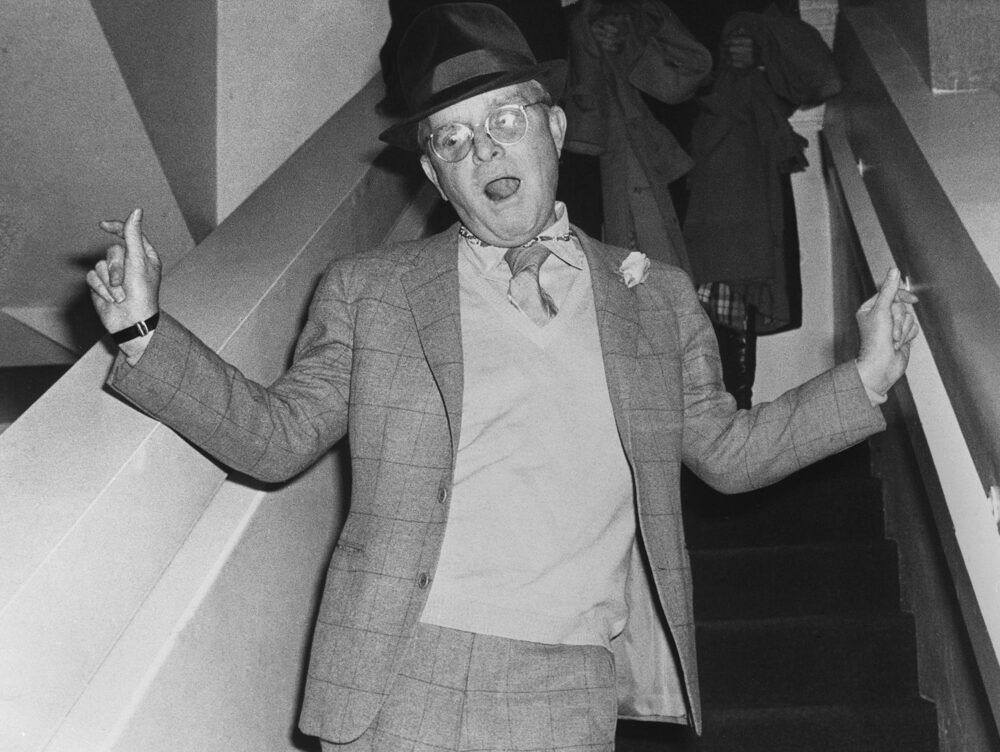 El escritor estadounidense Truman Capote a su llegada a una discoteca neoyorquina, en 1978 (EFE/jgb/Archivo) 