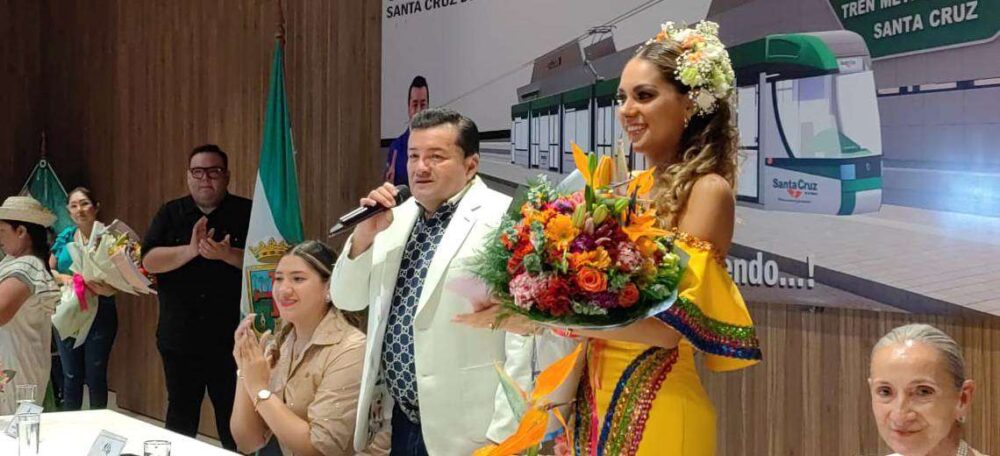 Alcalde Fernández presenta a Valeria Higazy como reina de Santa Cruz | El Deber