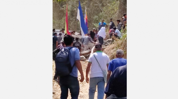 Concejales de La Paz salen caminando de Zongo después de ser retenidos y la ruta 