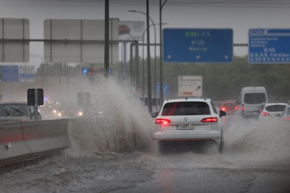 Un vehículo atraviesa una balsa de agua causada por las tormentas de la DANA en Madrid. (REUTERS/Violeta Santos Moura)