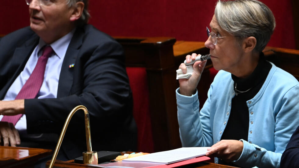 La primera ministra francesa, Élisabeth Borne, utiliza un cigarrillo electrónico el 3 de octubre de 2022 en la Asamblea Nacional, en París