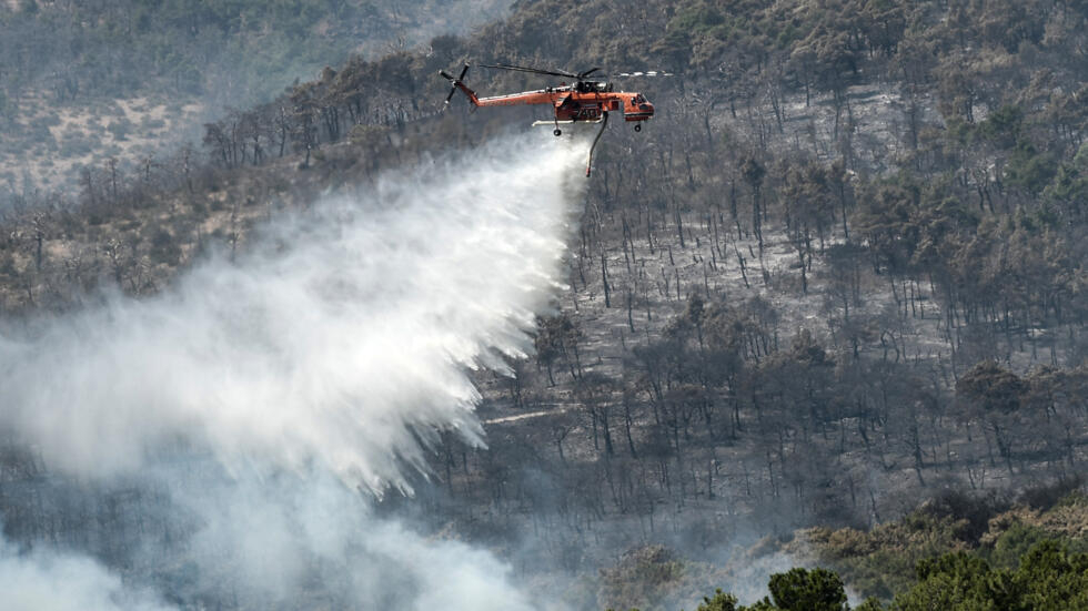 Un helicóptero combate el fuego, le 3 septembre 2023, en Alejandrópolis.