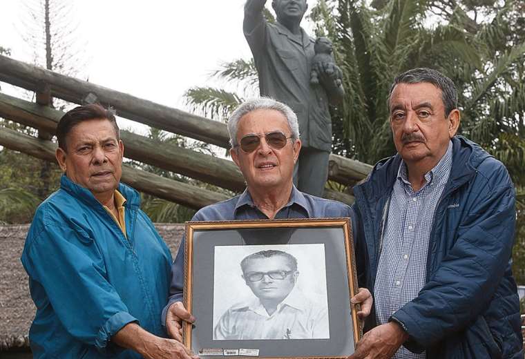 Mario Añez, Julio Kempff y Marcelo Somerstein con la foto de Noel Kempff