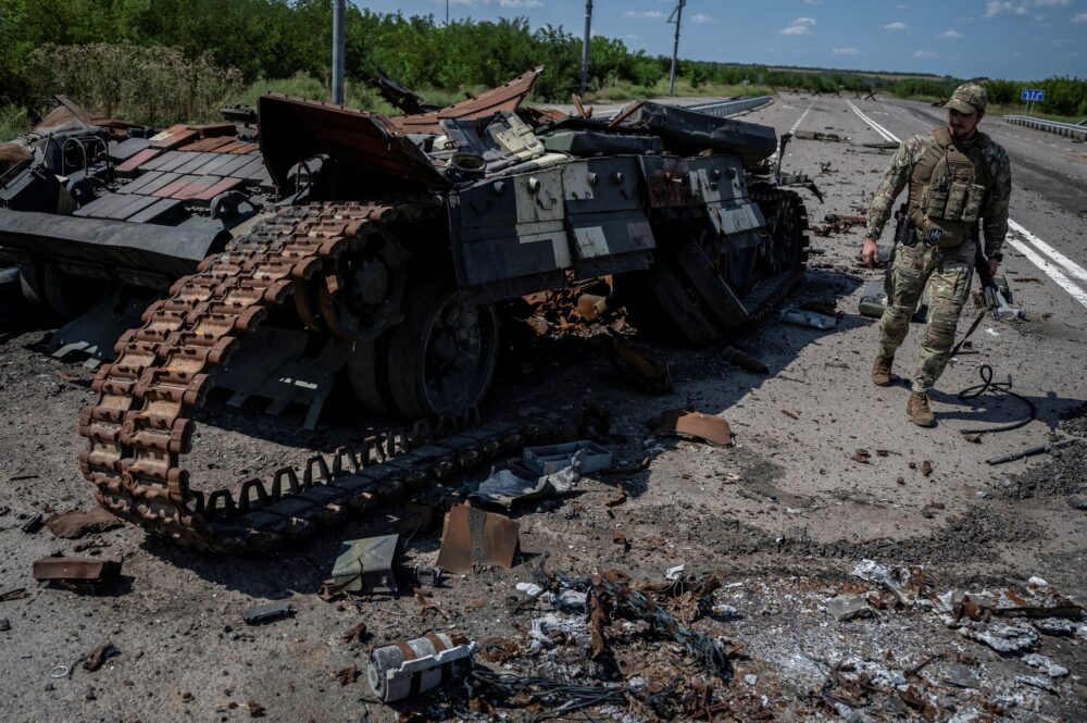 Un militar ucraniano camina cerca de un tanque ucraniano destruido cerca del pueblo de Robotyne (REUTERS/Viacheslav Ratynskyi)