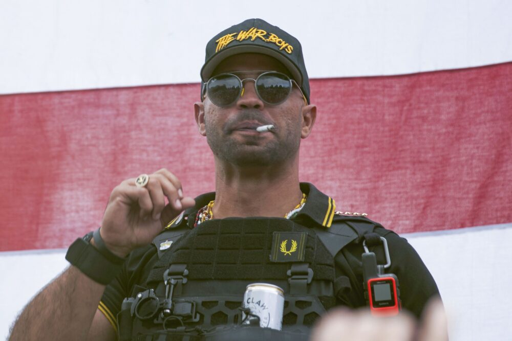 ARCHIVO - Henry "Enrique" Tarrio, líder de Proud Boys, participa en un mitin de la milicia neofascista en Portland, Oregon, el 26 de septiembre de 2020. (AP Foto/Allison Dinner, archivo)