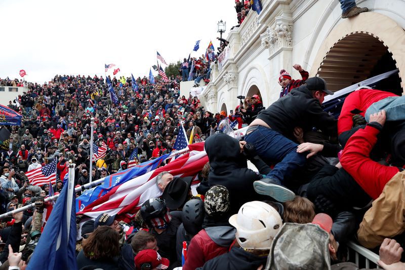 FOTO DE ARCHIVO. Partidarios de Donald Trump irrumpen en el Capitolio, durante una manifestación para impugnar la certificación de los resultados de las elecciones presidenciales de 2020 por parte del Congreso  en Washington, Estados Unidos, el 6 de enero de 2021. REUTERS/Shannon Stapleton