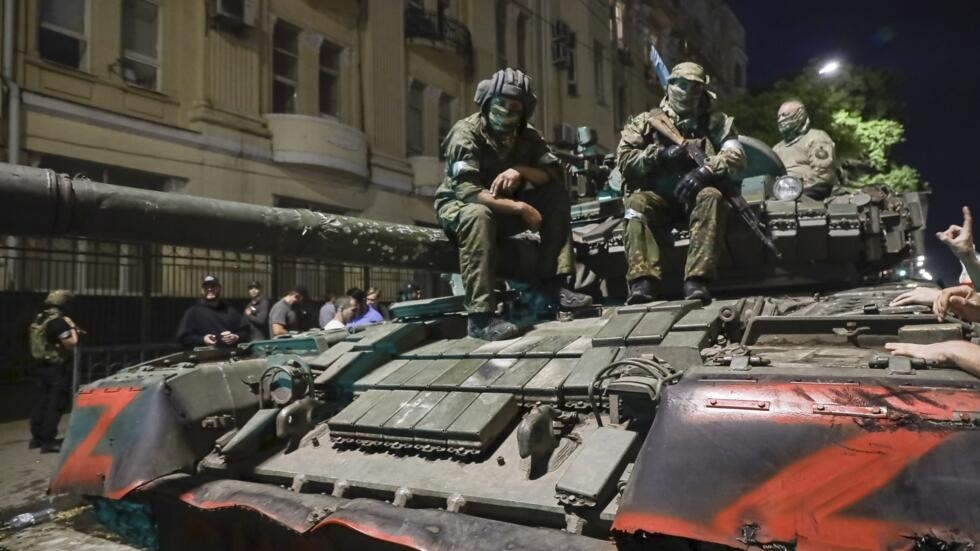 ARCHIVO - Miembros de la compañía militar Grupo Wagner sentados encima de un tanque en una calle de Rostov del Don, Rusia, sábado 24 de junio de 2023, antes de abandonar una zona en la sede del Distrito Militar Sur.
