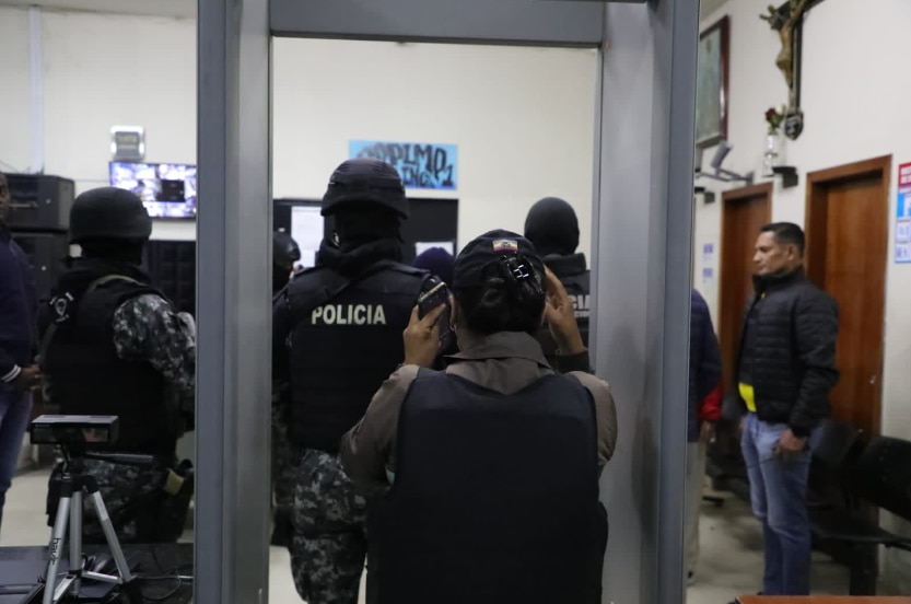 Las operaciones se llevaron a cabo en las localidades de Pichincha, Chimborazo y Cotopaxi. De acuerdo con la Fiscalía, 2 personas fueron detenidas en el sur de Quito. (Twitter: @FiscaliaEcuador)
