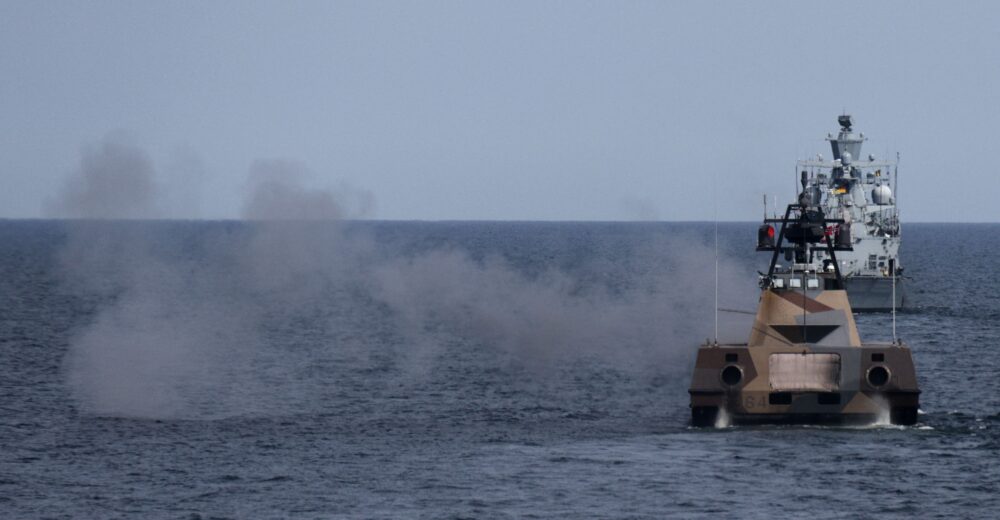 Los efectivos de los 14 países practicarán la defensa portuaria y los ataques anfibios de objetivos en tierra. (REUTERS) 