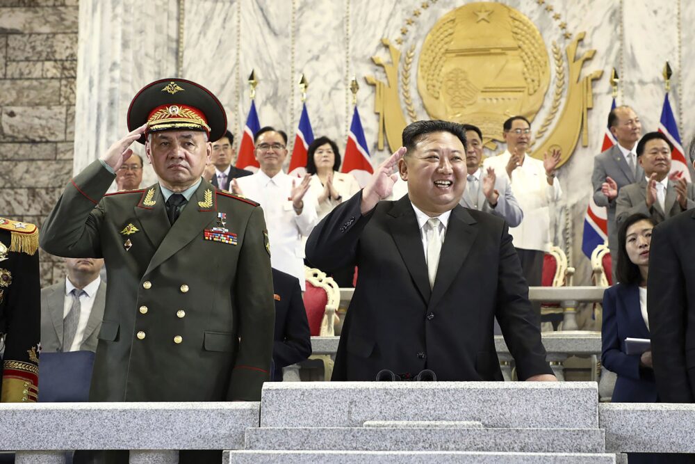 Kim Jong-un y el ministro de Defensa ruso, Sergei Shoigu, en un desfile en Pyongyang en julio (KCNA/AP)