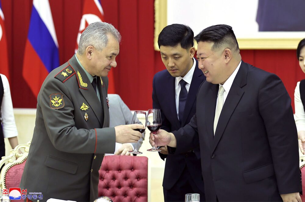 Shoigu brinda con Kim (KCNA/AP)