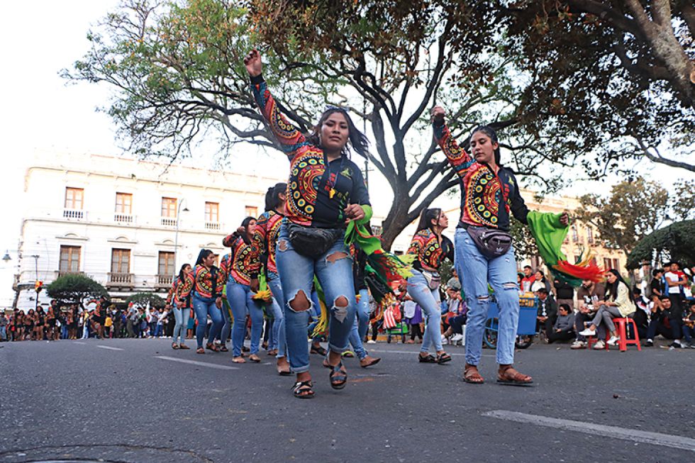 DEVOCIÓN. Una de las agrupaciones folclóricas llega a la Plaza 25 de Mayo en la primera jornada del convite.