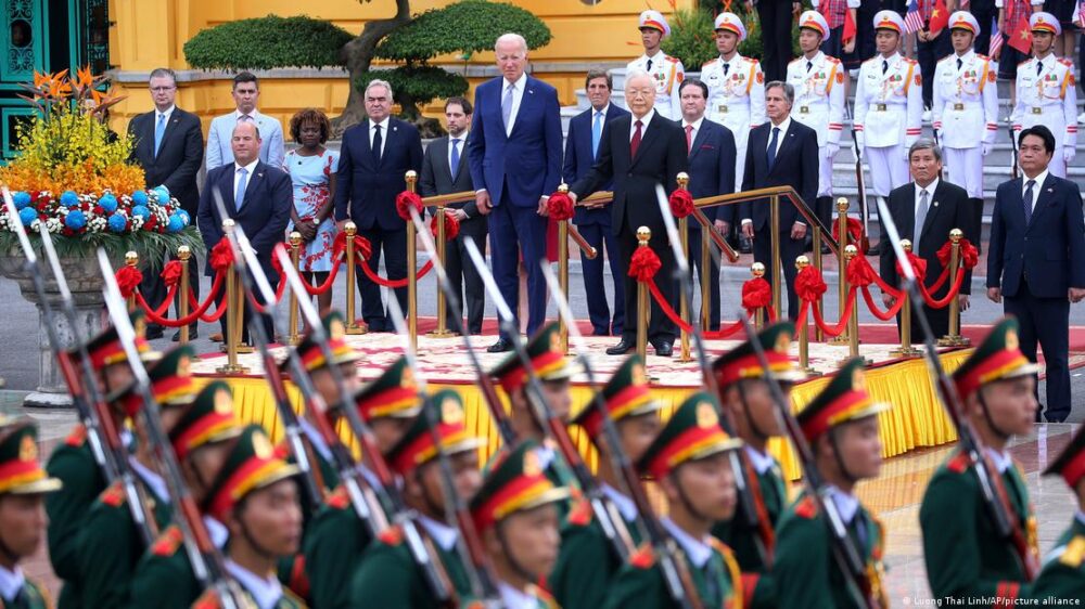 El secretario general del Partido Comunista vietnamés, Nguyen Phu Trong, a la derecha, junto al presidente de EE. UU., Joe Biden, durante una guardia de honor en Vietnam.