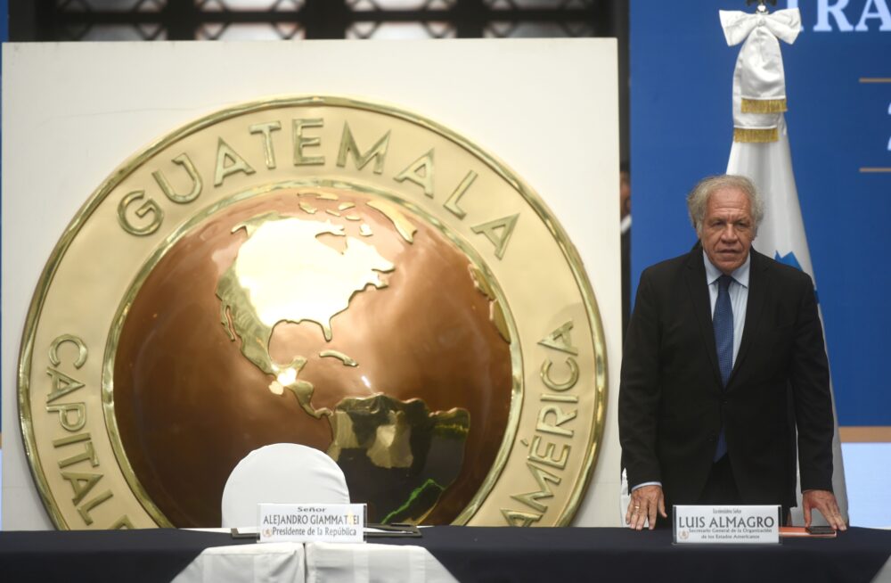 El Secretario general de la Organización de Estados Americanos, (OEA) Luis Almagro, se encuentra nuevamente en Guatemala para monitorear la transición entre el gobierno saliente de Giammattei y el de Arévalo, que deberá asumir en enero (EFE/Edwin Bercian)