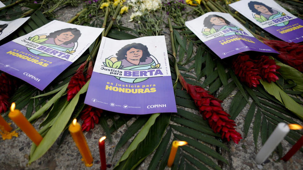 Volantes con la imagen de la asesinada activista hondureña de los derechos ambientales e indígenas, Berta Cáceres, yacen en el suelo durante una protesta el día del juicio contra Roberto David Castillo Mejía en Tegucigalpa, Honduras, el lunes 5 de julio de 2021.