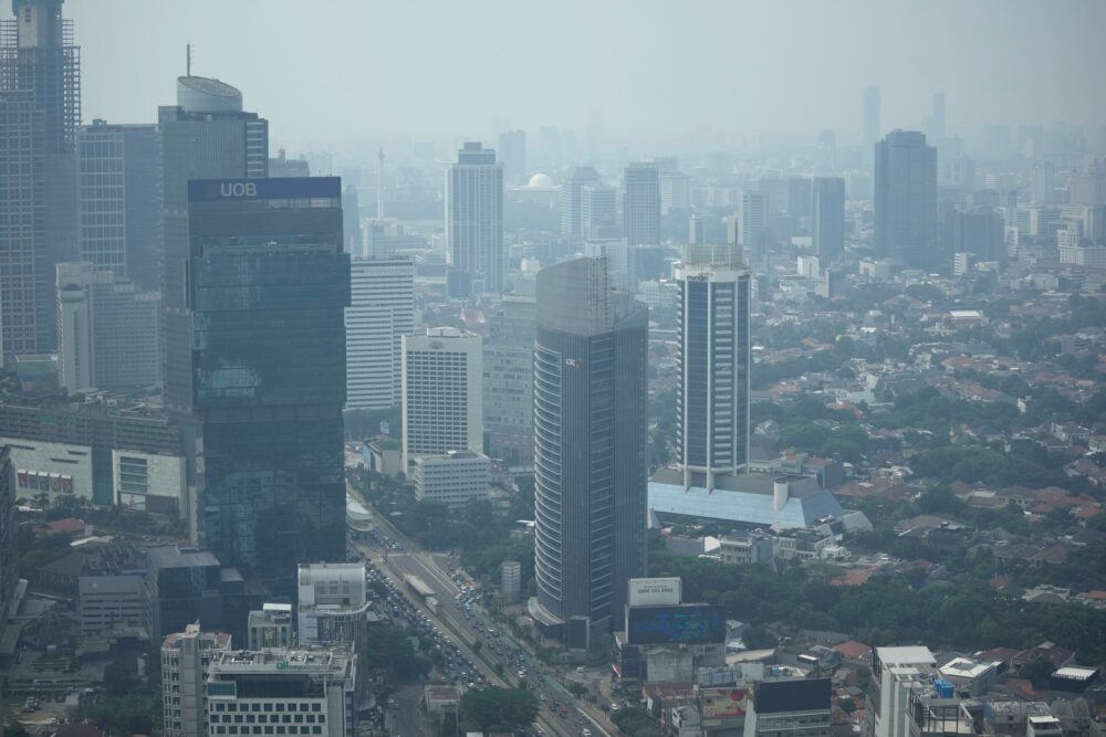 La bruma cubre el principal distrito comercial de Yakarta, Indonesia (AP Foto/Dita Alangkara, Archivo)