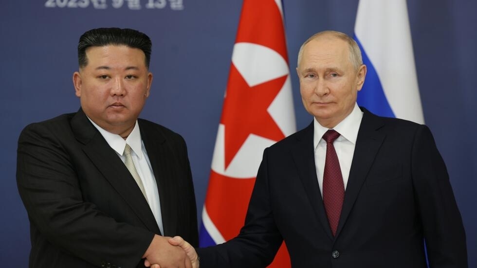 Imagen distribuida por la agencia rusa Sputnik del líder norcoreano Kim Jong Un y el presidente ruso Vladimir Putin, el 13 de septiembre de 2023 en Vostochni