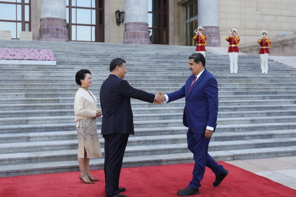 Xi Jinping saluda a Nicolás Maduro (Palacio de Miraflores/REUTERS)