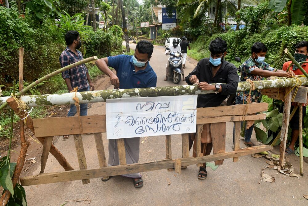 Se detectó un brote de la infección por el virus Nipah en el estado de Kerala, ubicado al sudoeste de la India. Residentes pusieron carteles que dicen "Zona de contención del Nipah"