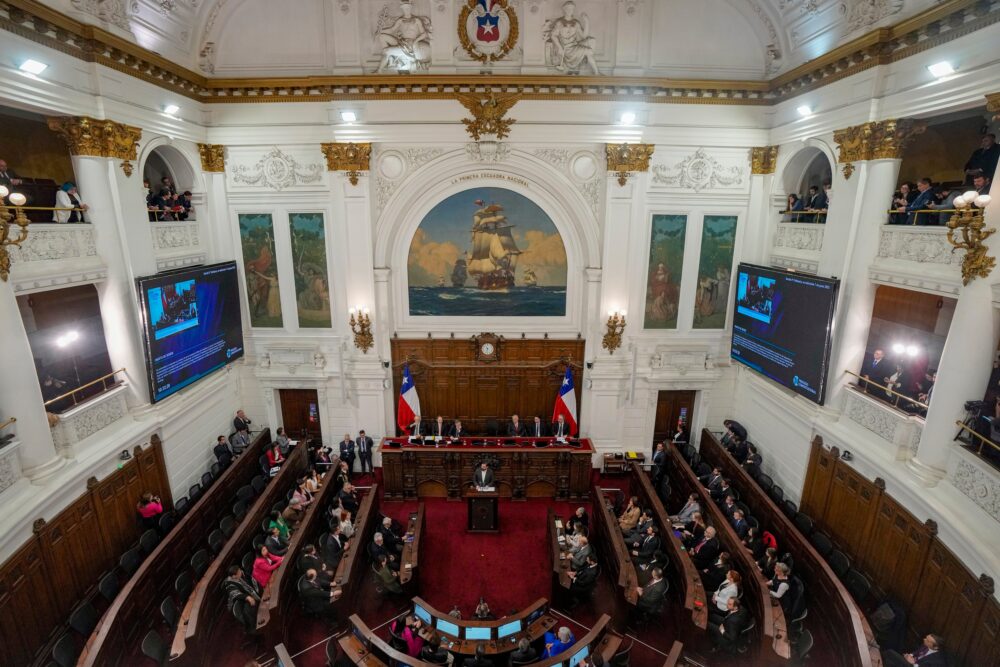 El presidente chileno Gabriel Boric se dirige a la sesión inaugural del Consejo Constitucional en junio (AP Foto/Esteban Félix)