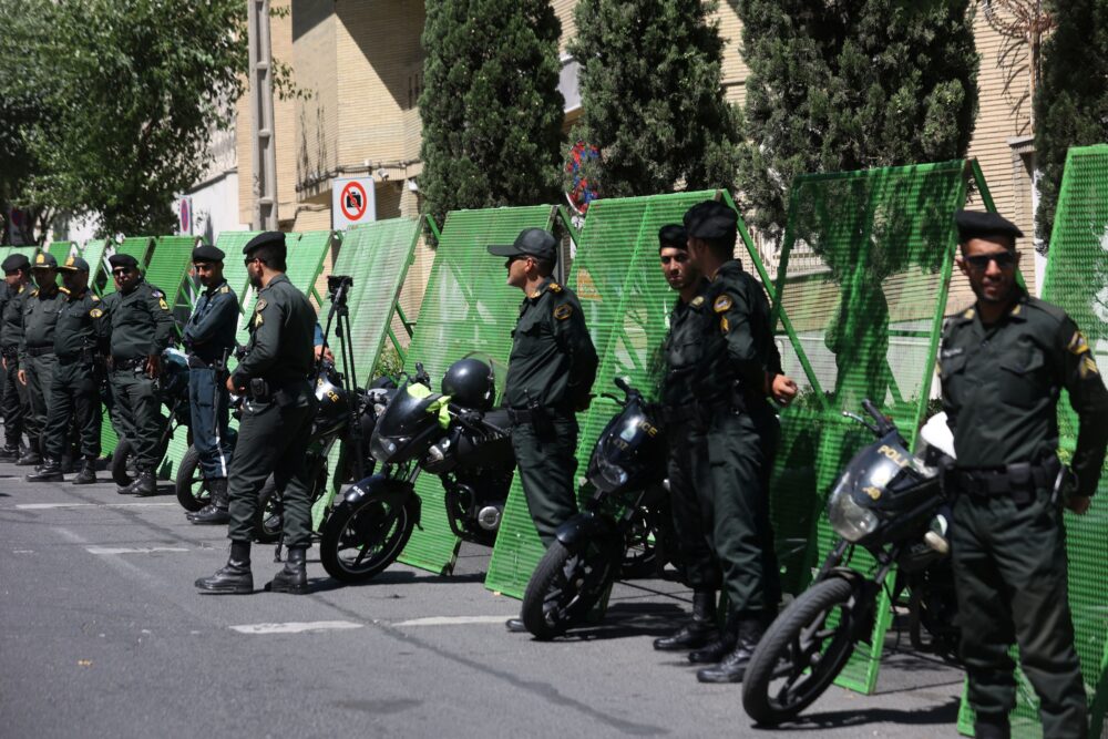 Las autoridades dispusieron un fuerte operativo de seguridad en todo el país para sofocar posibles revueltas (REUTERS)